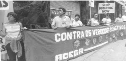 Carlos Duro em Londres Portando a faixa de ADEGA (1983)