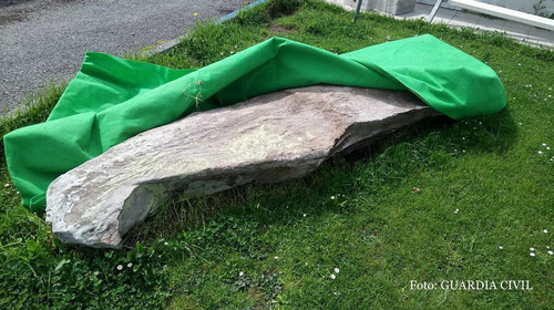 Esteo do dolmen espoliado nun xardn (imaxe do Seprona)