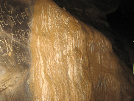 As filtracins e o deterioro das paredes da Cova son evidentes  vista destas imaxes