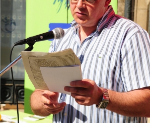 Carlos Seráns lendo o manifesto "Ponte no medio"