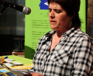 Lucía Carreira lendo o manifesto "Ponte no medio"