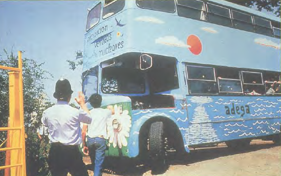 Autob�s antinuclear de ADEGA en 1983